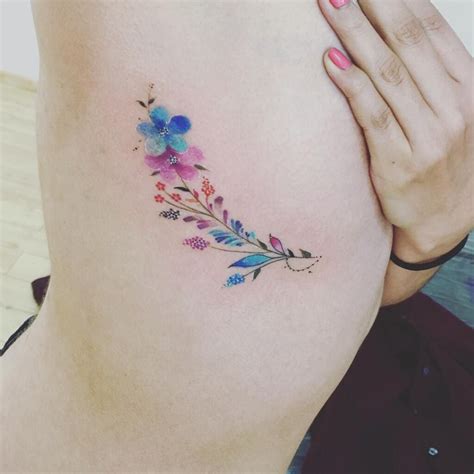 Tatuajes en la costilla: Arte femenino y elegante que cautiva